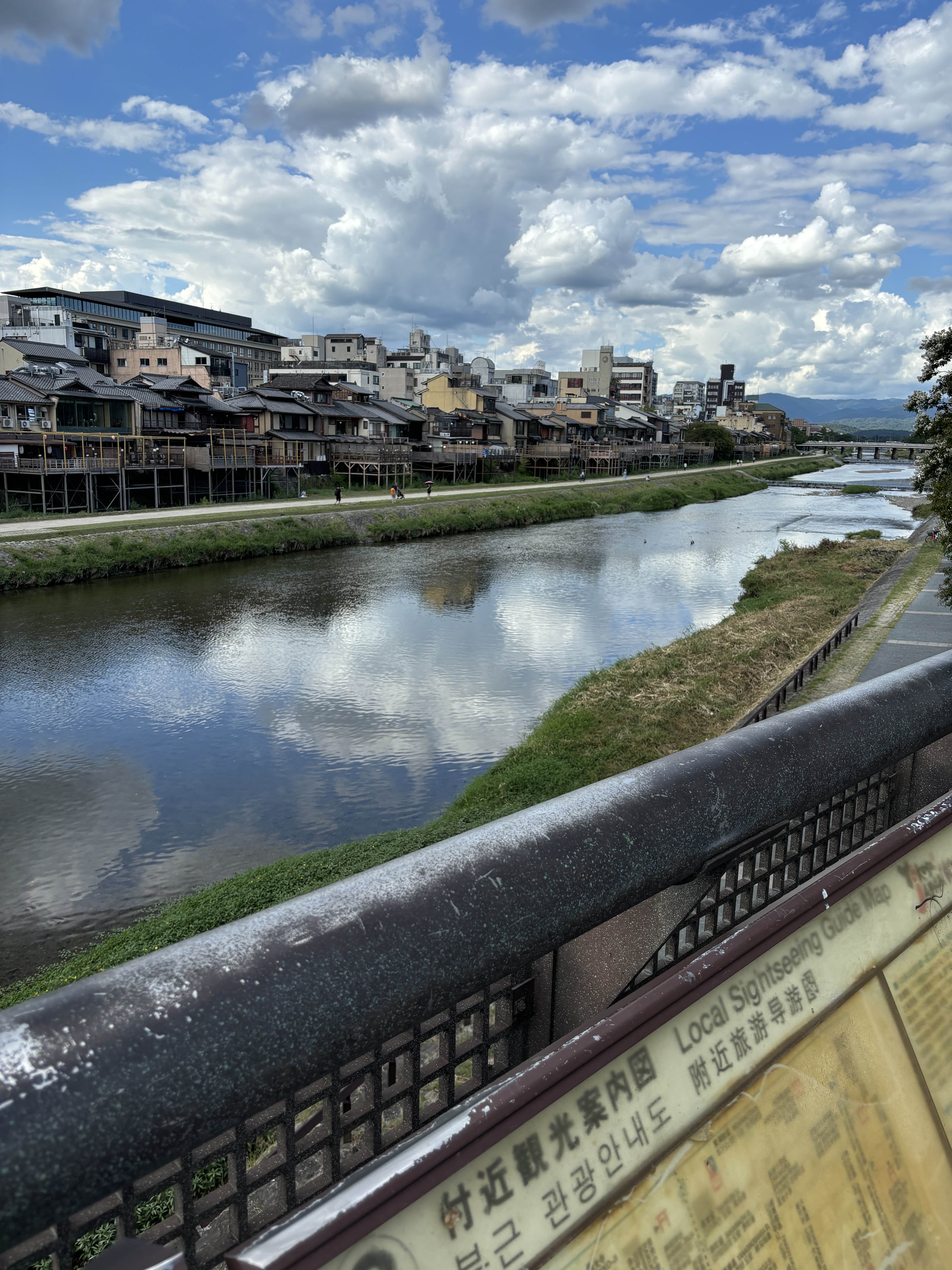 夏の鴨川　カップルも蒸発してた