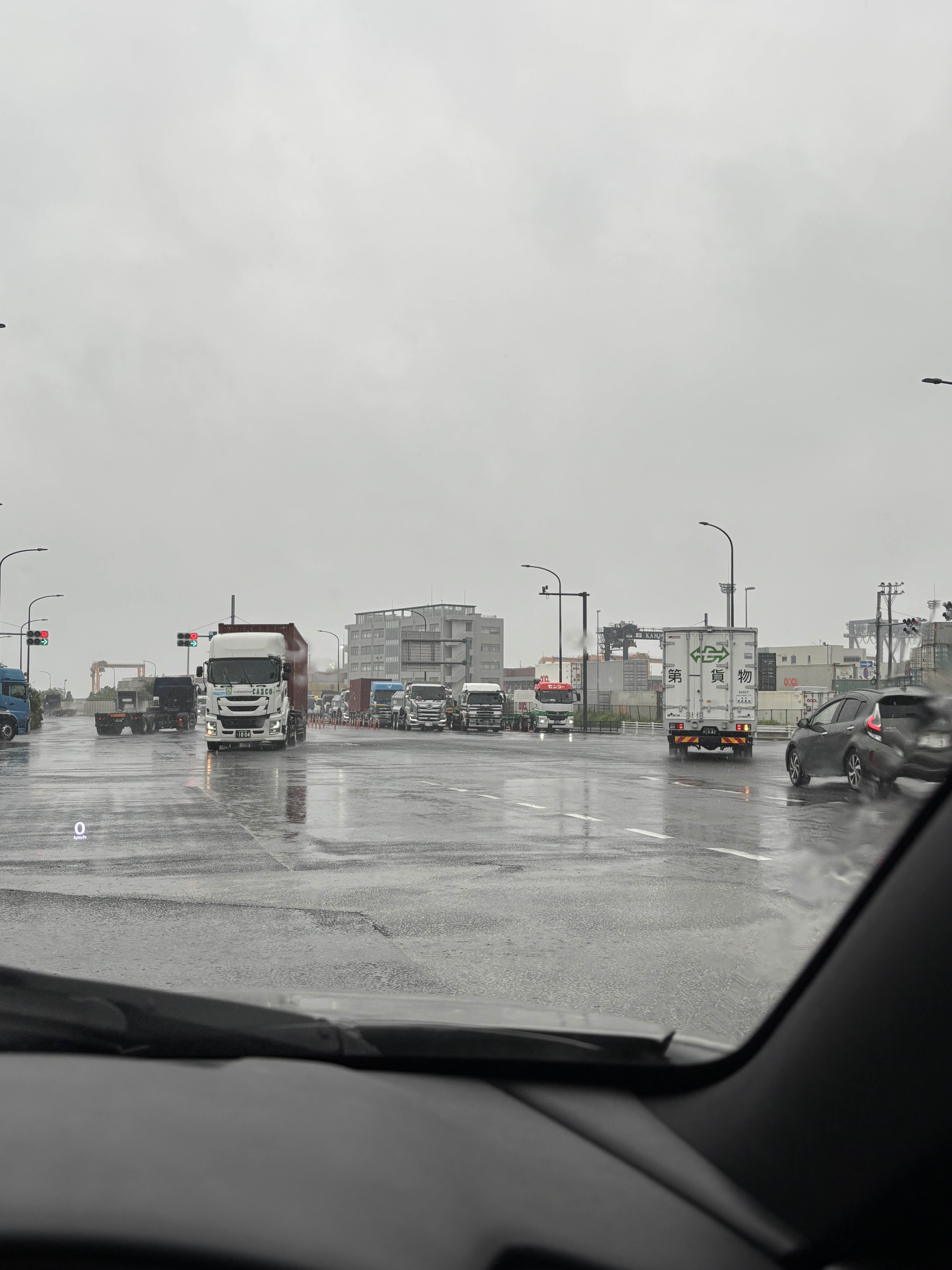 ゲートブリッジ手前　トラックしかいない